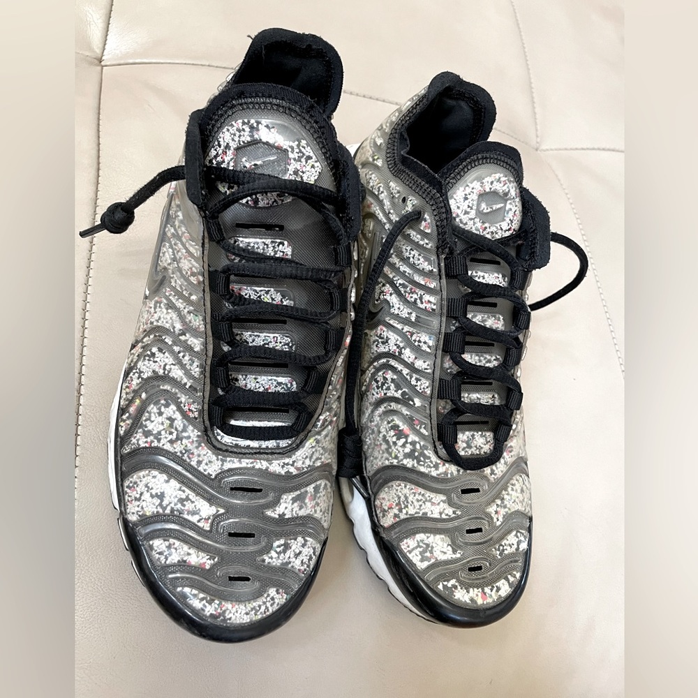 Women's Nike Air Max Plus TN Black, White, and Speckled shoes, Size 8
